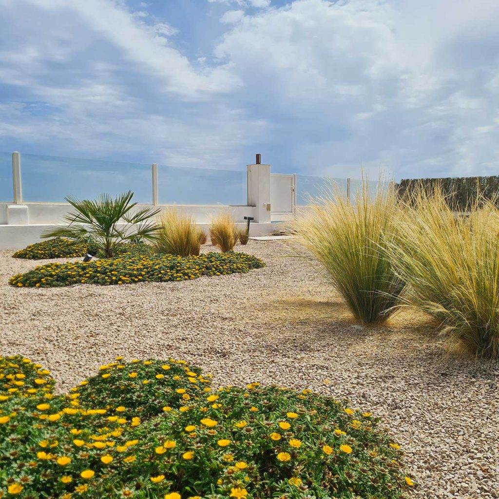 jardín junto a la playa